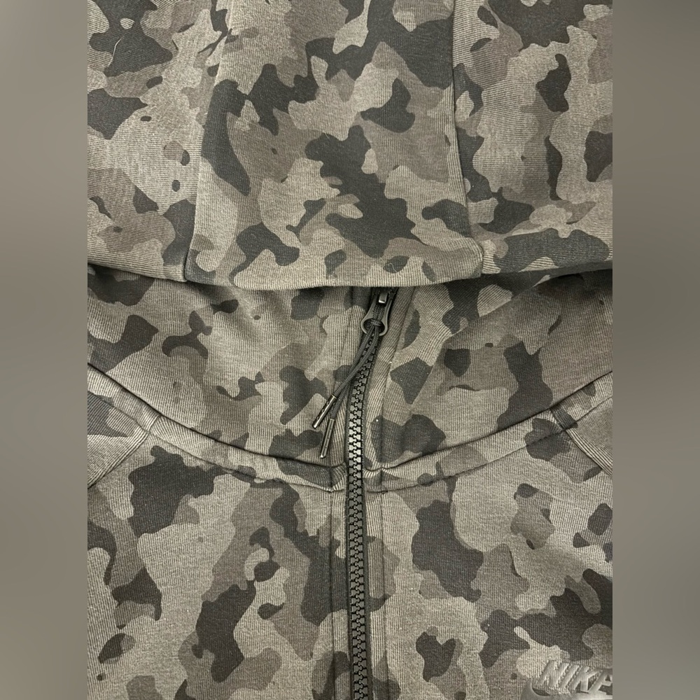 Nike black camouflage tech fleece (no zip up on the arm) Size M Men - Picture 4 of 8